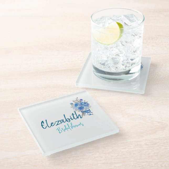Personalisiertes elegantes blaues Brautparty Glasuntersetzer (Schrägansicht)