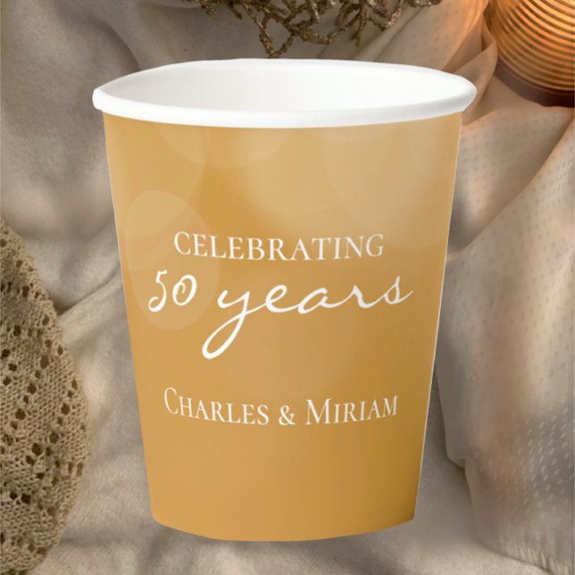 Personalisiertes elegantes Golden 50-jähriges Part Pappbecher (Add couples names to this simple golden glow 50th anniversary party paper cup
)