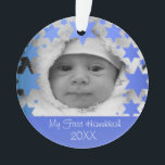 Personalisiertes erstes Chanukka Ornament<br><div class="desc">Glückliches Chanukka! Davidsstern Und Menorah entwerfen Chanukka-Verzierung mit personalisiertem Jahr,  Babynamen,  Geburtsdatum und Foto. Die perfekte Weise,  ein neues Bündel des ersten Feiertags der Freude zu gedenken! Macht ein großes Geschenk!</div>