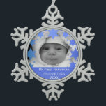 Personalisiertes erstes Chanukka Schneeflocken Zinn-Ornament<br><div class="desc">Glückliches Chanukka! Davidsstern Und Menorah entwerfen Chanukka-Verzierung mit personalisiertem Jahr,  Babynamen und Foto. Die perfekte Weise,  ein neues Bündel des ersten Feiertags der Freude zu gedenken! Macht ein großes Geschenk!</div>