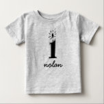 Personalisiertes erstes GeburtstagsShirt Baby T-shirt<br><div class="desc">Feiern Sie den ersten Geburtstag Ihres Kindes mit diesem personalisierten ersten Shirt. Personalisieren Sie es mit dem Namen des ersten Geburtstags,  den das Kind bei seinem Geburtstag trägt. Auch macht ein großartiges erstes Geburtstagsgeschenk.</div>
