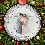 Personalisiertes erstes Verheiratetes Foto Ornament Aus Metall<br><div class="desc">Personalisieren Sie dieses Ornament mit dem beliebten Foto aus Ihrem Hochzeitstag für einen Sake-Ornament,  um an Ihrem Baum hängen</div>