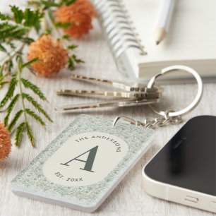 Personalisiertes Familienname-Monogramm Sagegrün D Schlüsselanhänger