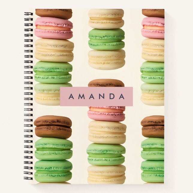 Personalisiertes, farbenfroh gestapeltes Macaron-M Notizbuch (Vorderseite)