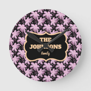 Personalisiertes florales Familiennamensdesign Runde Wanduhr
