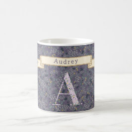 Personalisiertes florales Monogramm A lila mit ein Kaffeetasse