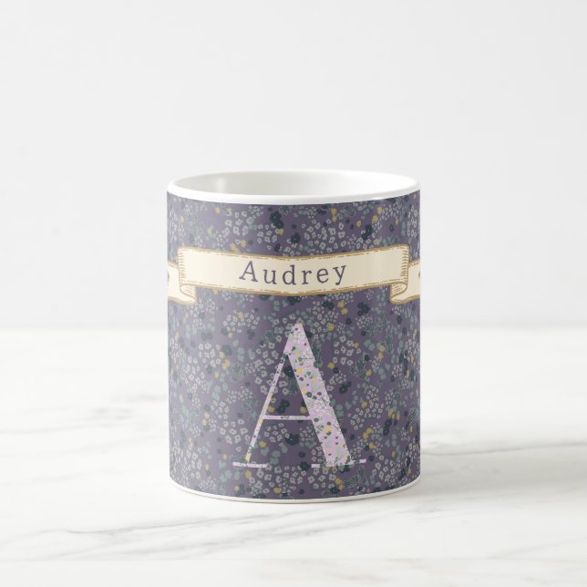 Personalisiertes florales Monogramm A lila mit ein Kaffeetasse (Mittel)