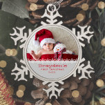 Personalisiertes Foto Baby's First Christmas Gray  Schneeflocken Zinn-Ornament<br><div class="desc">Feiern Sie das erste Weihnachtsfest Ihres Babys mit diesem niedlichen Ornament mit einer Reihe von weißen Schneeflocken und rotem Text auf grauem Hintergrund. Personalisieren Sie es mit dem Foto des Babys,  mit dem Namen und Geburtsjahr in einem spielerischen roten Schriftart. Auch in anderen Farbkombinationen erhältlich.</div>