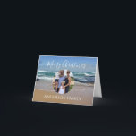 Personalisiertes Foto Beach Ocean Weihnachtskarte Karte<br><div class="desc">Senden Sie Ihren Freunden und Ihrer Familie Strandvibes mit dieser stilvollen Weihnachtsgrüßkarte. Das Design besticht durch die lebhaften Wellen des Wassers in Blau und Weiß des Ozeans an der Küste Melbourns in Australien. Sie können die moderne Schrift personalisieren, um Ihren Familiennamen und Ihr Foto hinzuzufügen.</div>