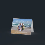 Personalisiertes Foto Beach Ocean Weihnachtskarte Karte<br><div class="desc">Senden Sie Ihren Freunden und Ihrer Familie Strandvibes mit dieser stilvollen Weihnachtsgrüßkarte. Das Design besticht durch die lebhaften Wellen des Wassers in Blau und Weiß des Ozeans an der Küste Melbourns in Australien. Sie können die moderne Schrift personalisieren,  um Ihren Familiennamen und Ihr Foto hinzuzufügen.</div>