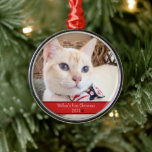 Personalisiertes Foto Cat's First Christmas Ornament Aus Metall<br><div class="desc">Feiern Sie Ihr Kätzchen zum ersten Mal mit einem personalisierten Metallbaumschmuck, das mit einem Foto Ihrer Katze entworfen wurde! Der Name Ihrer Katze liegt unter dem Bild, zusammen mit dem Text "First Christmas" 20XX. Der Text ist in Weiß auf einem Feiertagsroten Hintergrund mit einer dünnen koordinierenden roten Grenze für Akzent...</div>
