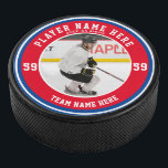 Personalisiertes Foto | Custom Team Ice Eishockey Puck<br><div class="desc">Feiern Sie eine erfolgreiche Hockey-Saison mit maßgeschneiderten Hockey-Pucks im Stil und in den Farben offizieller Hockey-Jerseys. Erstellen Sie Ihre eigenen personalisierten Hockeypucks mit Fotos jedes Teammitglieds. Fügen Sie den Namen, das Jahr und die Hockey-Jersey-Nummer des Vereins hinzu. Ein tolles Geschenk für Spieler am Ende einer Hockey-Saison. Eigens bedruckte Hockeypucks sind...</div>