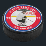 Personalisiertes Foto | Custom Team Ice Eishockey Puck<br><div class="desc">Feiern Sie eine erfolgreiche Hockey-Saison mit maßgeschneiderten Hockey-Pucks im Stil und in den Farben offizieller Hockey-Jerseys. Erstellen Sie Ihre eigenen personalisierten Hockeypucks mit Fotos jedes Teammitglieds. Fügen Sie den Namen, das Jahr und die Hockey-Jersey-Nummer des Vereins hinzu. Ein tolles Geschenk für Spieler am Ende einer Hockey-Saison. Eigens bedruckte Hockeypucks sind...</div>