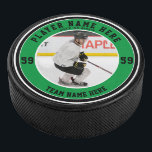 Personalisiertes Foto | Custom Team Ice Eishockey Puck<br><div class="desc">Fügen Sie den Namen, das Jahr und die Hockey-Jersey-Nummer des Vereins hinzu. Feiern Sie das Ende einer erfolgreichen Hockey-Saison mit maßgeschneiderten Hockey-Pucks im Stil und in den Farben offizieller Hockey-Jerseys. Erstellen Sie Ihre eigenen personalisierten Hockeypucks mit Fotos jedes Teammitglieds. Ein tolles Geschenk für Spieler am Ende einer Hockey-Saison. Eigens bedruckte...</div>