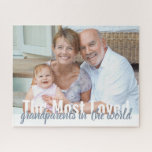 Personalisiertes Foto der liebsten Großeltern<br><div class="desc">Erstellen Sie Ihr eigenes Foto-Rätsel mit einem Ihrer Lieblings-Fotos. Die moderne überdimensionale Typografie ist vollständig editierbar und liest derzeit "Die am meisten geliebten Großeltern der Welt". Die Fotovorlage steht Ihnen zur Verfügung,  um Ihr Bild,  das im Landschaftsformat angezeigt wird,  hinzuzufügen.</div>