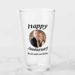 Personalisiertes Foto des Happy Anniversary Glas<br><div class="desc">Personalisiertes modernes glückliches Foto-Glass zum Jubiläum. Erstellen Sie Ihre eigene mit einem Foto,  Namen des Paares und Beruf</div>