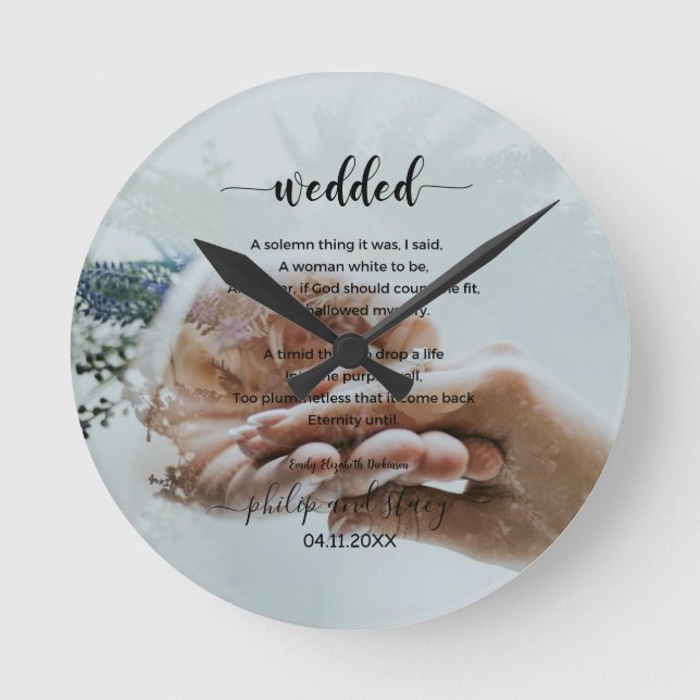 Personalisiertes Foto Elegantes Hochzeitgedicht Runde Wanduhr (Vorderseite)