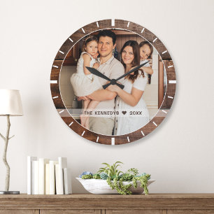 Personalisiertes Foto Familienname Rustikales dunk Große Wanduhr