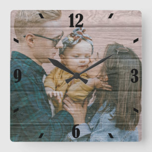 Personalisiertes Foto für rustikale Holzwirkung Quadratische Wanduhr