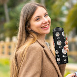 Personalisiertes Foto-Geschenk für Großmutter Thermosbecher<br><div class="desc">Das Black Personalisiert Foto Gift for Oma - ein maßgeschneiderter Fotothermalwäscher, der Oma Freude und Wärme bringen soll. Dieses nachdenkliche Geschenk ist perfekt für Erstgroßmütter oder diejenigen, die ihre Rolle im Leben ihrer Enkel schätzen. Das elegante Schwarz-Design verleiht der Optik eine Touch von Eleganz und macht sie zu einem stilvollen...</div>