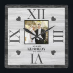 Personalisiertes Foto Hochzeitsfeier aus Schwarzho Quadratische Wanduhr<br><div class="desc">Wedding clocks to personalize with the paar's foto and last name. The rustic wood background adds a country chic look. Great gift for weddings,  anniversaries und new home housewarming .</div>