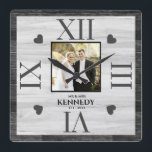 Personalisiertes Foto Hochzeitsfeier aus Schwarzho Quadratische Wanduhr<br><div class="desc">Wedding clocks to personalize with the paar's foto and last name. The rustic wood background adds a country chic look. Great gift for weddings,  anniversaries und new home housewarming .</div>