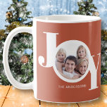 Personalisiertes Foto Joy Rust Kaffeetasse<br><div class="desc">Diese moderne Weihnachtsferien-Foto-Tasse ist mit dem Wort JOY in Weiß auf einem Rosthintergrund dekoriert. Einfach mit Ihrem Foto und Namen anpassbar.</div>