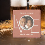Personalisiertes Foto Liebe Vater Steinuntersetzer<br><div class="desc">Diese We Liebe You Vater Foto Stone Untersetzer ist mit dem Wort LIEBE in der weißen Typografie auf einem Rostterrakotta Hintergrund dekoriert. Einfach mit Ihrem Foto und Namen anpassbar. Perfekt als Vatertagsgeschenk.</div>
