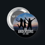 Personalisiertes Foto mit Familienname Button<br><div class="desc">Personalisiertes Familiengeschenk,  mit Familiennamen dekoriert und feststehendes Jahr in weißen modernen Sans Serif Schriftart Stil,  perfekt mit quadratischem Foto. Ideal für Feierlichkeiten,  Party,  Wiedersehen Party für Familien und Geschenke für alle besondere Anlässe. Bitte beachten Sie: Das auf dem Produkt angezeigte Foto ist Foto nur für Präsentationszwecke.</div>