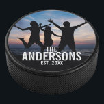 Personalisiertes Foto mit Familienname Eishockey Puck<br><div class="desc">Personalisiertes Familiengeschenk, mit Familiennamen dekoriert und feststehendes Jahr in weißen modernen Sans Serif Schriftart Stil, perfekt mit quadratischem Foto. Einzigartige Art, Foto der Familie anzuzeigen. Auch perfekt als Urlaubsgeschenk, Hauswärmespiele, Familiengeschenk Wiedersehen und für alle besondere Anlässe. Bitte beachten Sie: Das auf dem Produkt angezeigte Foto ist Foto nur für Präsentationszwecke....</div>