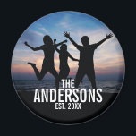 Personalisiertes Foto mit Familienname Magnet<br><div class="desc">Personalisiertes Familiengeschenk, mit Familiennamen dekoriert und feststehendes Jahr in weißen modernen Sans Serif Schriftart Stil, perfekt mit quadratischem Foto. Coole Art, das Foto der Familie anzuzeigen. Auch perfekt als Urlaubsgeschenk, Hauswärmespiele, Familiengeschenk und Wiedersehen-Geschenk für alle besondere Anlässe. Bitte beachten Sie: Das auf dem Produkt angezeigte Foto ist Foto nur für...</div>