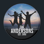 Personalisiertes Foto mit Familienname Magnet<br><div class="desc">Personalisiertes Familiengeschenk, mit Familiennamen dekoriert und feststehendes Jahr in weißen modernen Sans Serif Schriftart Stil, perfekt mit quadratischem Foto. Coole Art, das Foto der Familie anzuzeigen. Auch perfekt als Urlaubsgeschenk, Hauswärmespiele, Familiengeschenk und Wiedersehen-Geschenk für alle besondere Anlässe. Bitte beachten Sie: Das auf dem Produkt angezeigte Foto ist Foto nur für...</div>