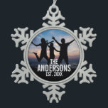 Personalisiertes Foto mit Familienname Schneeflocken Zinn-Ornament<br><div class="desc">Personalisiertes Familiengeschenk,  mit Familiennamen dekoriert und feststehendes Jahr in weißen modernen Sans Serif Schriftart Stil,  perfekt mit quadratischem Foto. Coole Art und Weise,  Foto der Familie in dieser Ferienzeit zu zeigen. Bitte beachten Sie: Das auf dem Produkt angezeigte Foto ist Foto nur für Präsentationszwecke.</div>