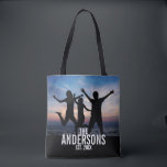 Personalisiertes Foto mit Familienname Tasche<br><div class="desc">Personalisiertes Familiengeschenk,  mit Familiennamen dekoriert und feststehendes Jahr in weißen modernen Sans Serif Schriftart Stil,  perfekt mit quadratischem Foto. Ideal als Feriengeschenk,  Party-Geschenk,  Familiengeschenk und Geschenk für alle besondere Anlässe,  Wiedersehen. Bitte beachten Sie: Das auf dem Produkt angezeigte Foto ist Foto nur für Präsentationszwecke.</div>