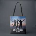 Personalisiertes Foto mit Familienname Tasche<br><div class="desc">Personalisiertes Familiengeschenk,  mit Familiennamen dekoriert und feststehendes Jahr in weißen modernen Sans Serif Schriftart Stil,  perfekt mit quadratischem Foto. Ideal als Feriengeschenk,  Party-Geschenk,  Familiengeschenk und Geschenk für alle besondere Anlässe,  Wiedersehen. Bitte beachten Sie: Das auf dem Produkt angezeigte Foto ist Foto nur für Präsentationszwecke.</div>