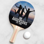 Personalisiertes Foto mit Familienname Tischtennis Schläger<br><div class="desc">Personalisiertes Familiengeschenk, mit Familiennamen dekoriert und feststehendes Jahr in weißen modernen Sans Serif Schriftart Stil, perfekt mit quadratischem Foto. Einzigartige Art, Foto der Familie anzuzeigen. Auch perfekt als Urlaubsgeschenk, Hauswärmespiele, Familiengeschenk Wiedersehen und für alle besondere Anlässe. Bitte beachten Sie: Das auf dem Produkt angezeigte Foto ist Foto nur für Präsentationszwecke....</div>
