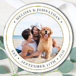 Personalisiertes Foto Moderne Gastgeschenke Hochze Runder Aufkleber<br><div class="desc">Fügen Sie Ihre Hochzeit mit diesen niedlichen Foto-Aufklebern die Touch zum Abschluss hinzu. Ideal, um Ihre Gastgeschenke Hochzeiten an alle Ihre Gäste zu kennzeichnen, und für Umschlagaufkleber, die Dankkarten aussenden . Passen Sie diese Foto-Aufkleber mit Ihrem Lieblings-Paare-Foto, Hund der Ehre Foto, oder Ihr frisch verheiratetes Foto mit Ihrem Hund, personalisieren...</div>