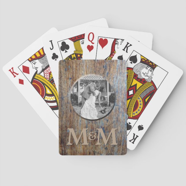 Personalisiertes Foto Monogram Rustic Wood Wedding Spielkarten (Rückseite)
