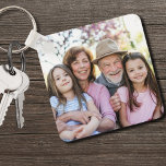 Personalisiertes Foto Schlüsselanhänger<br><div class="desc">Erstelle einen personalisierten Sake mit diesem maßgeschneiderten zweiseitigen Foto Schlüsselanhänger, perfekt für Oma und Opa! Mit Platz für zwei Fotos ist es eine großartige Möglichkeit, Ihre Lieblingsfotos der Enkel zu zeigen. Während es im Hinterkopf von Großeltern entworfen wurde, kann man die Fotos leicht gegen Familien, Haustiere oder andere besondere Erinnerungen...</div>