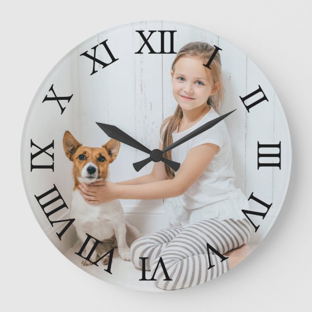 Personalisiertes Foto Schwarze römische Zahlen Große Wanduhr (Vorderseite)