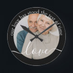 Personalisiertes Foto und Foto Runde Wanduhr<br><div class="desc">Machen Sie eine Personalisierte Foto-Wanduhr aus Ricaso - fügen Sie Ihr eigenes Foto und Ihre Texte hinzu - Geschenke aus Foto - Unsere Liebe hat sich bewährt - perfekte Jubiläumsgeschenkidee</div>