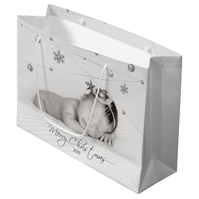 Personalisiertes Foto und Kalligrafie Große Geschenktüte (Vorderseite Schrägansicht)