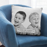 Personalisiertes Foto und Meldung Kissen<br><div class="desc">Dieses wunderschöne Kissen mit einem Foto von zwei Kindern und einer Nachricht, die lautet: "Liebe, du Papa" und die Jungen Namen können leicht mit Ihrem eigenen Foto und persönliche Nachricht.</div>