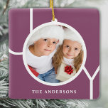 Personalisiertes Foto Weihnachtsfeiertag Lila Keramikornament<br><div class="desc">Dieses moderne Weihnachtsschmuck ist mit dem Wort JOY auf einem lila Hintergrund dekoriert. Einfach mit Ihrem Foto und Namen anpassbar.</div>