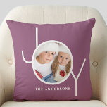 Personalisiertes Foto Weihnachtsfeiertag Lila Kissen<br><div class="desc">Dieses stilvolle Weihnachts-Foto-Kissen ist mit dem Wort JOY in Weiß auf einem lila,  abfallenden Hintergrund dekoriert. Einfach mit Ihrem Foto und Namen anpassbar.</div>