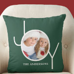 Personalisiertes Foto Weihnachtsfeiertag Pinienwäl Kissen<br><div class="desc">Dieses stilvolle Weihnachts-Foto-Kissen ist mit dem Wort JOY in schlichter weißer Typografie auf einem Kieferngrauen Hintergrund dekoriert. Einfach mit Ihrem Foto und Namen anpassbar.</div>
