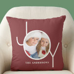 Personalisiertes Foto Weihnachtsfeiertag Rot Kissen<br><div class="desc">Dieses stilvolle Weihnachts-Foto-Kissen ist mit dem Wort JOY in schlichter weißer Typografie auf tiefrotem Hintergrund dekoriert. Einfach mit Ihrem Foto und Namen anpassbar.</div>