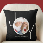 Personalisiertes Foto Weihnachtsfeiertag Schwarz Kissen<br><div class="desc">Dieses stilvolle Weihnachts-Foto Kissen ist mit dem Wort JOY in schlicht weißer Typografie auf schwarzem Hintergrund dekoriert. Einfach mit Ihrem Foto und Namen anpassbar.</div>