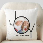 Personalisiertes Foto Weihnachtsfeiertag Weiß Kissen<br><div class="desc">Dieses stilvolle Weihnachtskissen ist mit dem Wort JOY in der modernen schwarzen Typografie auf weißem Hintergrund dekoriert. Macht ein großartiges Beigeschenk. Einfach mit Ihrem Foto und Namen anpassbar.</div>