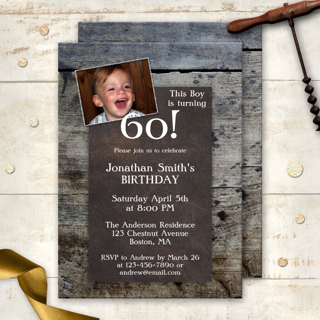 Personalisiertes Foto Wood Geburtstagsparty Einlad Einladung (Birthday party invitation featuring your photo on weathered wood and dark brown leather)